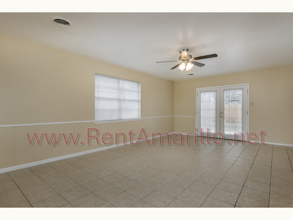 B002_5128 R - 03 Living Room 