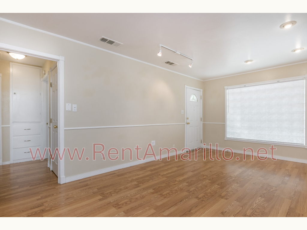 B005_1909 C - 005_Living Room-2