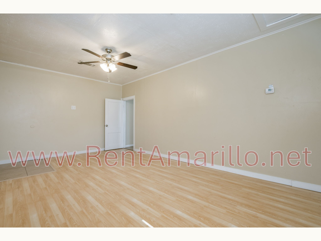 B003_2047 R - 003_Living Room 2